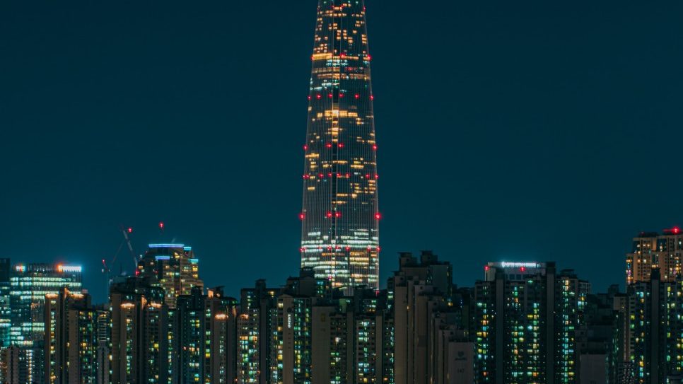 밤의 서울 도로와 불빛