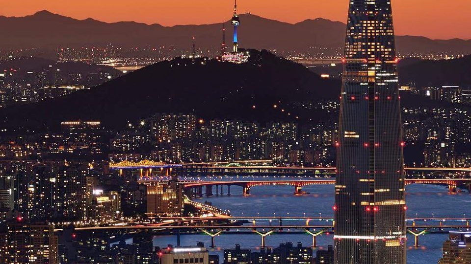黃昏時分的樂天世界大廈和首爾天際線